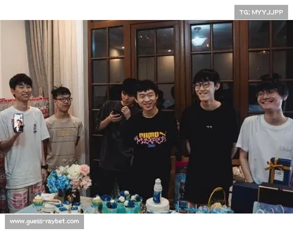 FPX曝明年解散管理层出售选手引发舆论热议和争议 FPX曝明年解散管理层出售选手引发舆论热议和争议